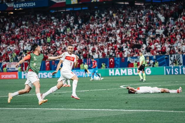 Fußball Herren UEFA-Fußball-Europameisterschaft 2024 Gruppe F Tschechien vs. Türkei 26.06.2024 Cenk Tosun ( 9, Türkei) schießt das 2:1 Tor und jubelt, von der Seite kommt Ä°rfan Kahveci ( 17, Türkei) Berlin Olympiastadion Berlin Deutschland