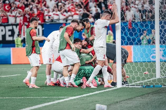 Sport Bilder des Tages Fußball Herren UEFA-Fußball-Europameisterschaft 2024 Gruppe F Tschechien vs. Türkei 26.06.2024 Jubeltraube um Torschützen Cenk Tosun ( 9, Türkei) Berlin Olympiastadion Berlin Deutschland