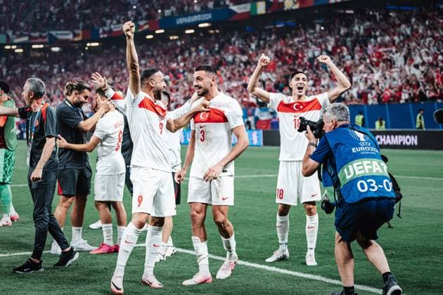 Fußball Herren UEFA-Fußball-Europameisterschaft 2024 Gruppe F Tschechien vs. Türkei 26.06.2024 v.l. Cenk Tosun ( 9, Türkei), Merih Demiral ( 3, Türkei), und Mert Müldür ( 18, Türkei) feiern den Sieg Berlin Olympiastadion Berlin Deutschland