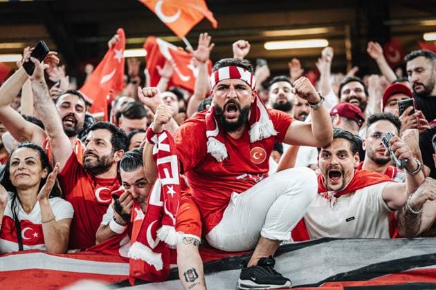 Fußball Herren UEFA-Fußball-Europameisterschaft 2024 Gruppe F Tschechien vs. Türkei 26.06.2024 Fans für die Türkei jubeln nach dem Sieg Berlin Olympiastadion Berlin Deutschland