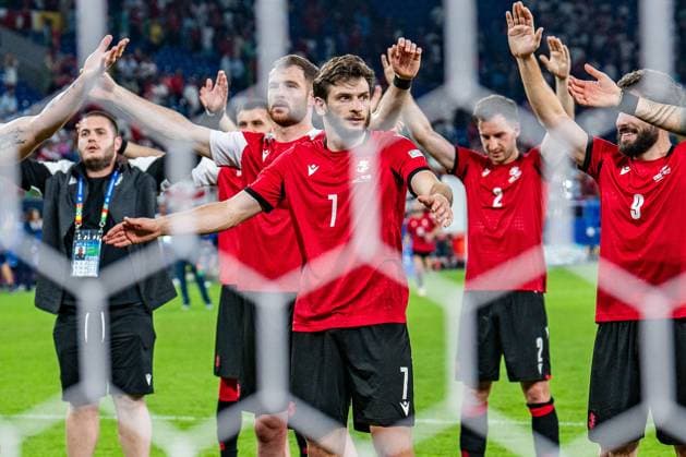 Jubel nach Abpfiff bei Georgien mit den Fans ueber den ersten Sieg bei einer Europameisterschaft Khvicha Kvaratskhelia (Georgien, 7) Zuriko Davitashvili (Georgien, 9) Otar Kakabadze (Georgien, 2) Georgien vs. Portugal, Herren, Fussball, 3. Spieltag, EURO 2024, 26.06.2024, Europameisterschaft, Gruppe F Georgien vs. Portugal, Herren, Fussball, 3. Spieltag, EURO 2024, 26.06.2024, Europameisterschaft, Gruppe F Gelsenkirchen Copyright: xEibner-Pressefoto BahhoxKarax EP_GEO