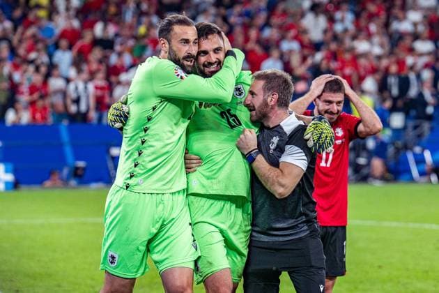 Jubel nach Abpfiff bei Georgien mit den Fans ueber den ersten Sieg bei einer Europameisterschaft Luka Gugeshashvili (Georgien, 12) Giorgie Mamardashvili (Georgien, 25) Otar Kiteshivili (Georgien, 17) Georgien vs. Portugal, Herren, Fussball, 3. Spieltag, EURO 2024, 26.06.2024, Europameisterschaft, Gruppe F Georgien vs. Portugal, Herren, Fussball, 3. Spieltag, EURO 2024, 26.06.2024, Europameisterschaft, Gruppe F Gelsenkirchen Copyright: xEibner-Pressefoto BahhoxKarax EP_GEO