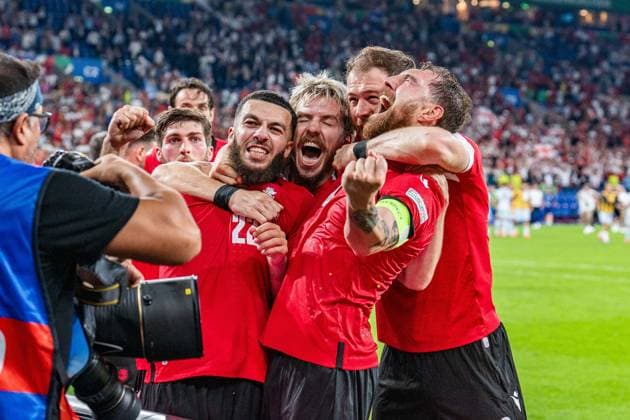 Jubel nach Abpfiff bei Georgien mit den Fans ueber den ersten Sieg bei einer Europameisterschaft Georges Mikautadze (Georgien, 22) Georgien vs. Portugal, Herren, Fussball, 3. Spieltag, EURO 2024, 26.06.2024, Europameisterschaft, Gruppe F Georgien vs. Portugal, Herren, Fussball, 3. Spieltag, EURO 2024, 26.06.2024, Europameisterschaft, Gruppe F Gelsenkirchen Copyright: xEibner-Pressefoto BahhoxKarax EP_GEO