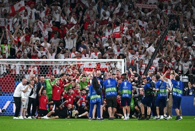 Fussball, Europameisterschaft, EURO 2024, Gruppe F, Veltins Arena Gelsenkirchen: Georgien - Portugal 2:0; Georgisches Team feiert nach Spielende. Jubel, Freude, Aktion.