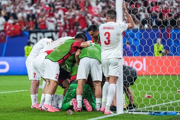 Hamburg, Germany, June 26th 2024: Cenk Tosun (9 Turkiye) celebrates with teammates after scoring his team second goal and entry into the Round 16 during the UEFA EURO, EM, Europameisterschaft,Fussball 2024 Germany Group F match between Czechia and Turkiye at Volksparkstadion in Hamburg, Germany. (Daniela Porcelli SPP)  Copyright: xDanielaxPorcellix xSPPx spp-en-DaPoSp-20240626-DP202752