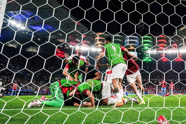 Torjubel Jubel Tuerkei nach Tor zum 1:2 Cenk Tosun (Tuerkei, 09), Remote Hintertorkamera GER, Tschechien vs. Tuerkei, Fussball Europameisterschaft, UEFA EURO, EM, Europameisterschaft,Fussball 2024, Spieltag 3, 26.06.2024 GER, Tschechien vs. Tuerkei, Fussball Europameisterschaft, UEFA Euro 2024, Spieltag 3, 26.06.2024 Hamburg Copyright: xEibner-Pressefoto MarcelxvonxFehrnx EP_MFN