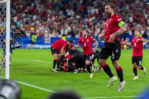 UEFA EURO, EM, Europameisterschaft,Fussball 2024: Georgien - Portugal; 26.06.2024 Guram Kashia (Georgien, 4) jubelt. UEFA EURO 2024: Georgien - Portugal; Arena AufSchalke, Gelsenkirchen, am 26.06.2024 Copyright: xBEAUTIFULxSPORTS Meuselx