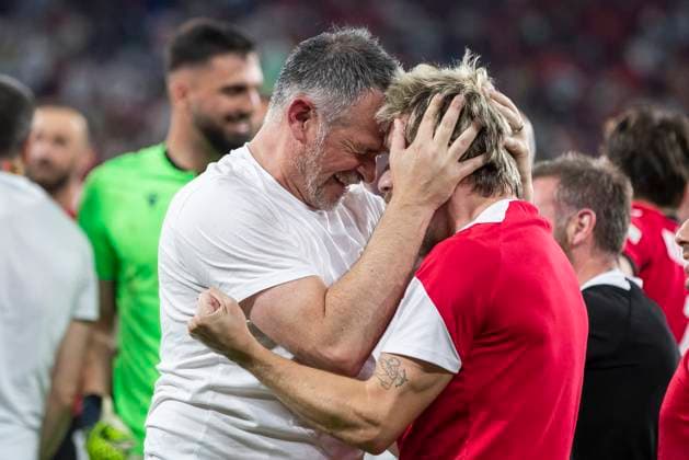 UEFA EURO, EM, Europameisterschaft,Fussball 2024: Georgien - Portugal; 26.06.2024 Willy Sagnol (Georgien, Cheftrainer) jubelt mit Saba Lobjanidze (Georgien, 23). UEFA EURO 2024: Georgien - Portugal; Arena AufSchalke, Gelsenkirchen, am 26.06.2024 Copyright: xBEAUTIFULxSPORTS Meuselx