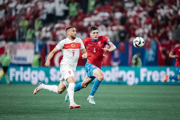 Sport Bilder des Tages Fußball Herren UEFA-Fußball-Europameisterschaft 2024 Gruppe F Tschechien vs. Türkei 26.06.2024 v.l. Cenk Tosun ( 9, Türkei) und Robin Hranac ( 4, Tschechien) Berlin Olympiastadion Berlin Deutschland