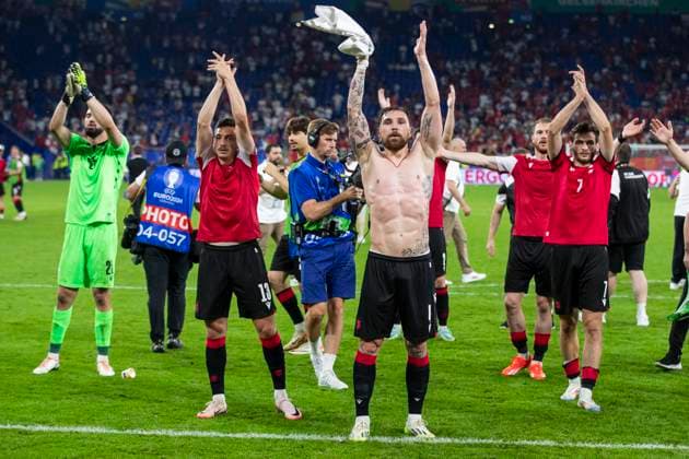 UEFA EURO, EM, Europameisterschaft,Fussball 2024: Georgien - Portugal; 26.06.2024 Die Georgier um Guram Kashia (Georgien, 4) jubeln mit den Fans. UEFA EURO 2024: Georgien - Portugal; Arena AufSchalke, Gelsenkirchen, am 26.06.2024 Copyright: xBEAUTIFULxSPORTS Meuselx