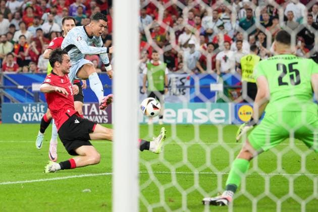 Fußball, UEFA EURO, EM, Europameisterschaft,Fussball 2024, 20240626, Georgien - Portugal. Im Bild Cristiano RONALDO (Portugal, 7) Schuß geblockt Giorgi GVELESIANI (Georgien, 15). Gelsenkirchen Arena auf Schalke Nordrhein-Westfalen Deutschland Copyright: Passion2Press MarkusxFischerx