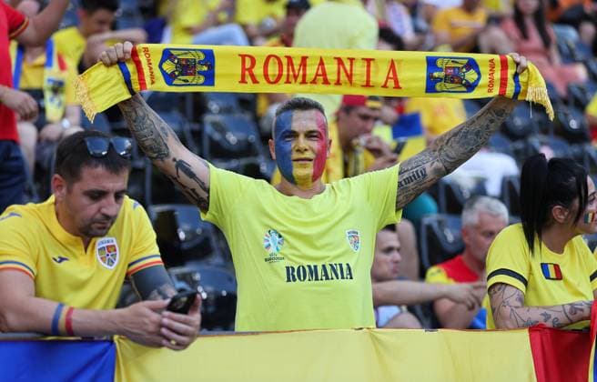 26.06.2024, Fussball Europameisterschaft, UEFA EURO, EM, Europameisterschaft,Fussball 2024, Slowakei - Rumänien, Gruppe E, Arena Frankfurt, v.l., Rumänien-Fan vor dem Spiel Copyright: HMBxMedia