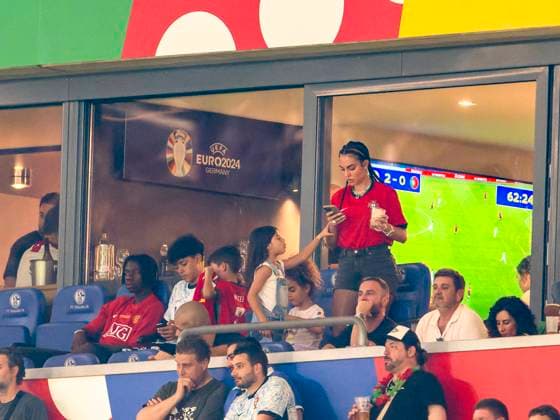 26.06.2024, Fussball UEFA EURO, EM, Europameisterschaft,Fussball 2024, Vorrunde, 3.Spieltag, Georgien - Portugal, in der Arena AufSchalke Gelsenkirchen, In einer Loge, Georgina (re), die Frau von Cristiano Ronaldo (Portugal) verfolgt mit den vier Kindern das Spiel