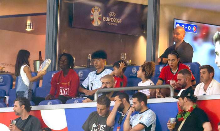 26.06.2024, Fussball UEFA EURO, EM, Europameisterschaft,Fussball 2024, Vorrunde, 3.Spieltag, Georgien - Portugal, in der Arena AufSchalke Gelsenkirchen, In einer Loge, Georgina (re), die Frau von Cristiano Ronaldo (Portugal) verfolgt mit den vier Kindern das Spiel