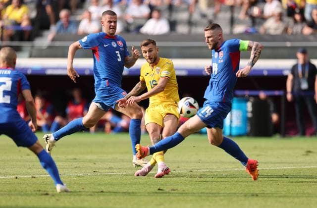 26.06.2024, Fussball Europameisterschaft, UEFA EURO, EM, Europameisterschaft,Fussball 2024, Slowakei - Rumänien, Gruppe E, Arena Frankfurt, v.l., Denis Vavro (Slowakei), Denis-Mihai Dragus (Rumänien), Milan Skriniar (Slowakei) Copyright: HMBxMedia