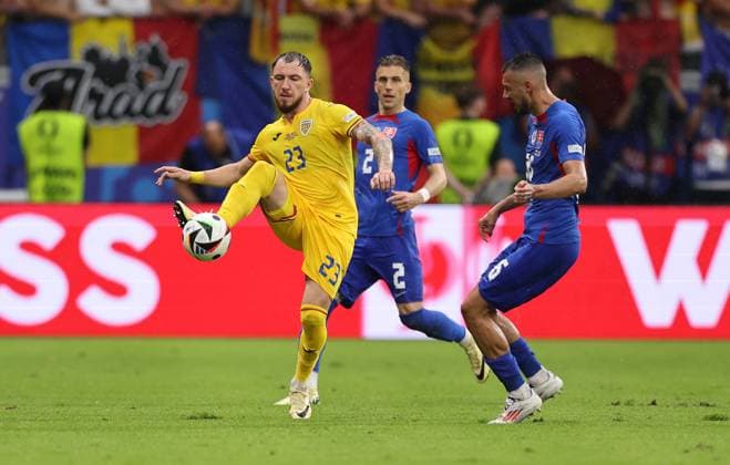26.06.2024, Fussball Europameisterschaft, UEFA EURO, EM, Europameisterschaft,Fussball 2024, Slowakei - Rumänien, Gruppe E, Arena Frankfurt, v.l., Sorescu Deian Cristian (Rumänien), Peter Pekarik (Slowakei), Ivan Schranz (Slowakei) Copyright: HMBxMedia