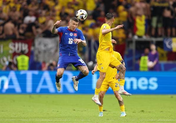26.06.2024, Fussball Europameisterschaft, UEFA EURO, EM, Europameisterschaft,Fussball 2024, Slowakei - Rumänien, Gruppe E, Arena Frankfurt, v.l., Juraj Kuco (Slowakei), Marius-Mihai Marin (Rumänien) Copyright: HMBxMedia
