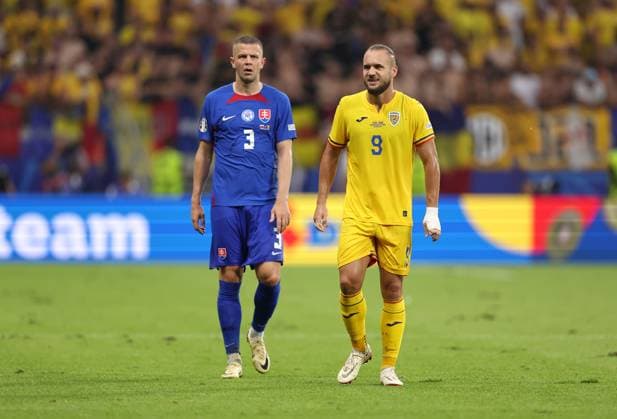 26.06.2024, Fussball Europameisterschaft, UEFA EURO, EM, Europameisterschaft,Fussball 2024, Slowakei - Rumänien, Gruppe E, Arena Frankfurt, v.l., Denis Vavro (Slowakei), George Alexandru Puscas (Rumänien) Copyright: HMBxMedia