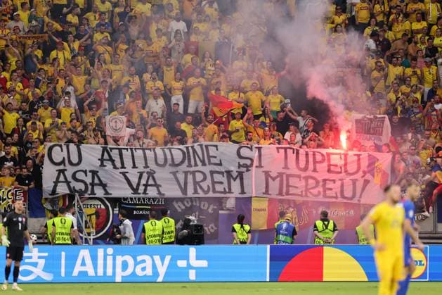 26.06.2024, Fussball Europameisterschaft, UEFA EURO, EM, Europameisterschaft,Fussball 2024, Slowakei - Rumänien, Gruppe E, Arena Frankfurt, v.l., Rumänien-Fans zünden Pyrotechnik, Pyro, Rauch, Feuer, Bengalos, Rauchbomben, pirotecnica, fumo, fuoco, Wunderkerzen Copyright: HMBxMedia