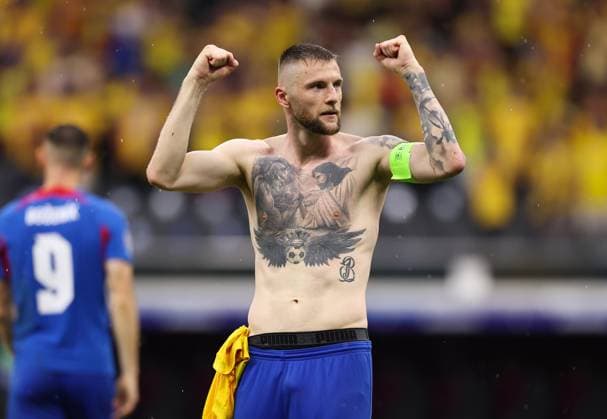 26.06.2024, Fussball Europameisterschaft, UEFA EURO, EM, Europameisterschaft,Fussball 2024, Slowakei - Rumänien, Gruppe E, Arena Frankfurt, v.l., Milan Skriniar (Slowakei) freut sich über den Einzug ins Achtelfinale Copyright: HMBxMedia