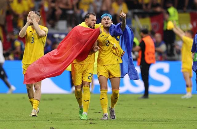 26.06.2024, Fussball Europameisterschaft, UEFA EURO, EM, Europameisterschaft,Fussball 2024, Slowakei - Rumänien, Gruppe E, Arena Frankfurt, v.l., Vasile Mogos (Rumänien), Andrei Florin Ratiu (Rumänien) feiern mit den Fans Copyright: HMBxMedia