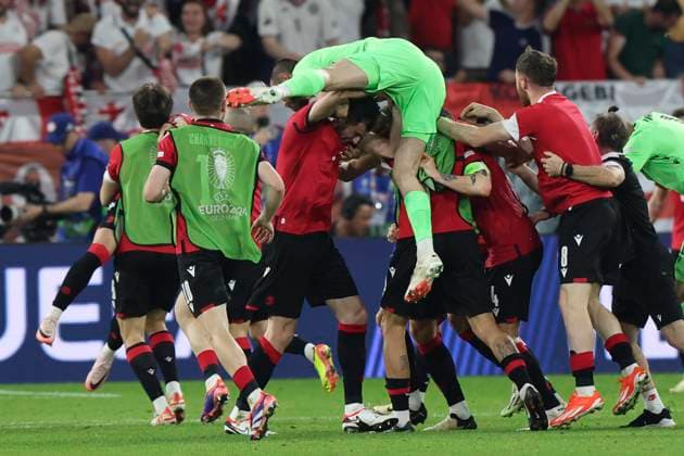Georgia v Portugal UEFA EURO, EM, Europameisterschaft,Fussball 2024 Group F The Georgia players and the Georgia fans celebrate victory at the end of the UEFA Euro 2024 Group F match between Georgia and Portugal at Veltins-Arena, Gelsenkirchen Copyright: xPaulxChestertonx FIL-20286-0153 UK Newspapers OUT