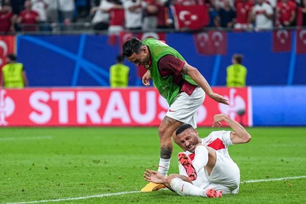 Hamburg, Germany, June 26th 2024: Cenk Tosun (9 Turkiye) celebrates with teammates after scoring his team second goal meaning the entry into the Round 16 during the UEFA EURO, EM, Europameisterschaft,Fussball 2024 Germany Group F match between Czechia and Turkiye at Volksparkstadion in Hamburg, Germany. (Daniela Porcelli SPP)  Copyright: xDanielaxPorcellix xSPPx spp-en-DaPoSp-20240626-DP202722