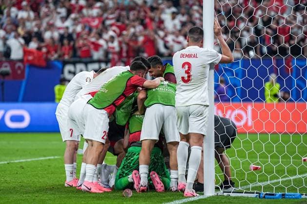 Hamburg, Germany, June 26th 2024: Cenk Tosun (9 Turkiye) celebrates with teammates after scoring his team second goal meaning the entry into the Round 16 during the UEFA EURO, EM, Europameisterschaft,Fussball 2024 Germany Group F match between Czechia and Turkiye at Volksparkstadion in Hamburg, Germany. (Daniela Porcelli SPP)  Copyright: xDanielaxPorcellix xSPPx spp-en-DaPoSp-20240626-DP202755