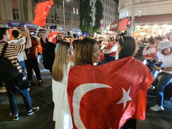 Berlin, Deutschland, 26.06.2024: Kreuzberg: Fußball-EM 2024, Gruppe F, Türkei - Tschechien: Türken feiern den Sieg ihrer Mannschaft und den Einzug ins Achtelfinale Copyright: xdtsxNachrichtenagenturx dts_41888