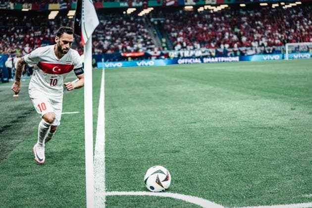 Fußball Herren UEFA-Fußball-Europameisterschaft 2024 Gruppe F Tschechien vs. Türkei 26.06.2024 Hakan Calhanoglu ( 10, Türkei) beim Eckball Berlin Olympiastadion Berlin Deutschland