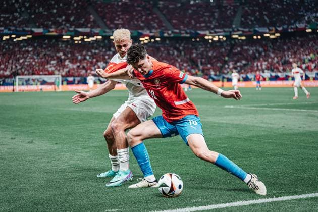 Fußball Herren UEFA-Fußball-Europameisterschaft 2024 Gruppe F Tschechien vs. Türkei 26.06.2024 v.l. Baris Yilmaz ( 21, Türkei) gegen Ladislav Krejci ( 18, Tschechien) Berlin Olympiastadion Berlin Deutschland