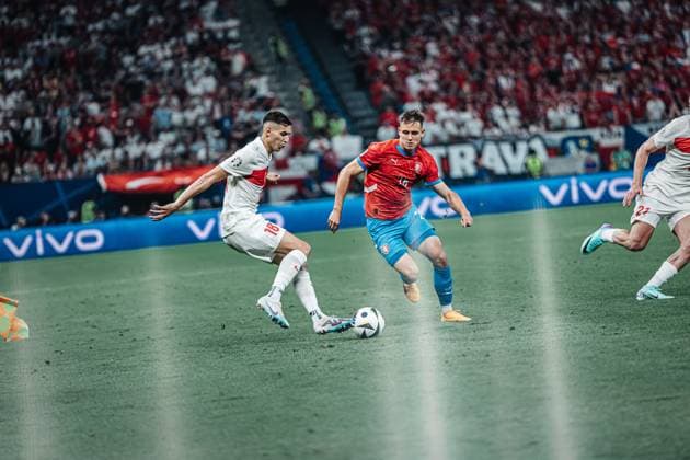 Fußball Herren UEFA-Fußball-Europameisterschaft 2024 Gruppe F Tschechien vs. Türkei 26.06.2024 v.l. Mert Müldür ( 18, Türkei) und Matej Jurasek ( 26, Tschechien) Berlin Olympiastadion Berlin Deutschland
