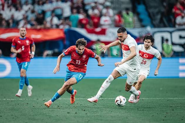 Fußball Herren UEFA-Fußball-Europameisterschaft 2024 Gruppe F Tschechien vs. Türkei 26.06.2024 links Mojmir Chytil ( 13, Tschechien) zieht vorbei an rechts Merih Demiral ( 3, Türkei) Berlin Olympiastadion Berlin Deutschland