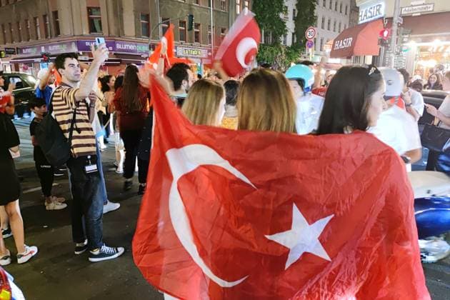 Berlin, Deutschland, 26.06.2024: Kreuzberg: Fußball-EM 2024, Gruppe F, Türkei - Tschechien: Türken feiern den Sieg ihrer Mannschaft und den Einzug ins Achtelfinale Copyright: xdtsxNachrichtenagenturx dts_41889