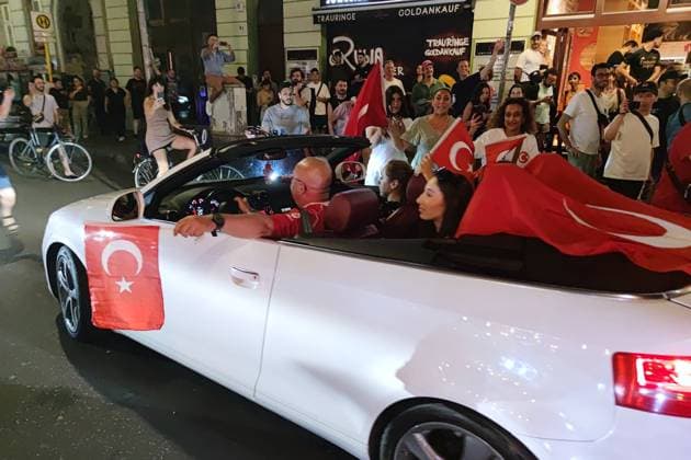 Berlin, Deutschland, 26.06.2024: Kreuzberg: Fußball-EM 2024, Gruppe F, Türkei - Tschechien: Türken feiern den Sieg ihrer Mannschaft und den Einzug ins Achtelfinale Copyright: xdtsxNachrichtenagenturx dts_41893
