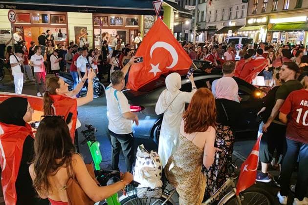 Berlin, Deutschland, 26.06.2024: Kreuzberg: Fußball-EM 2024, Gruppe F, Türkei - Tschechien: Türken feiern den Sieg ihrer Mannschaft und den Einzug ins Achtelfinale Copyright: xdtsxNachrichtenagenturx dts_41900