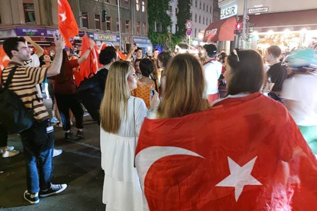 Berlin, Deutschland, 26.06.2024: Kreuzberg: Fußball-EM 2024, Gruppe F, Türkei - Tschechien: Türken feiern den Sieg ihrer Mannschaft und den Einzug ins Achtelfinale Copyright: xdtsxNachrichtenagenturx dts_41892