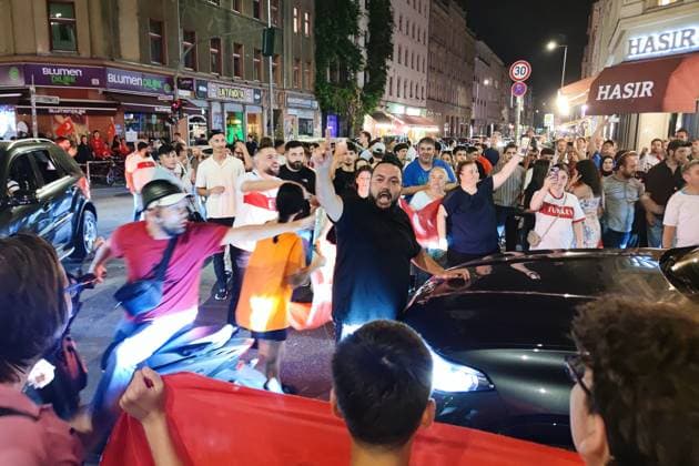 Berlin, Deutschland, 26.06.2024: Kreuzberg: Fußball-EM 2024, Gruppe F, Türkei - Tschechien: Türken feiern den Sieg ihrer Mannschaft und den Einzug ins Achtelfinale Copyright: xdtsxNachrichtenagenturx dts_41895