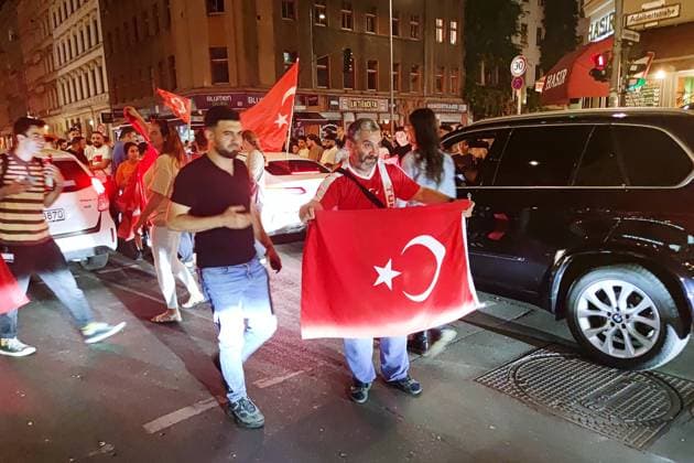 Sport Bilder des Tages Berlin, Deutschland, 26.06.2024: Kreuzberg: Fußball-EM 2024, Gruppe F, Türkei - Tschechien: Türken feiern den Sieg ihrer Mannschaft und den Einzug ins Achtelfinale Copyright: xdtsxNachrichtenagenturx dts_41896