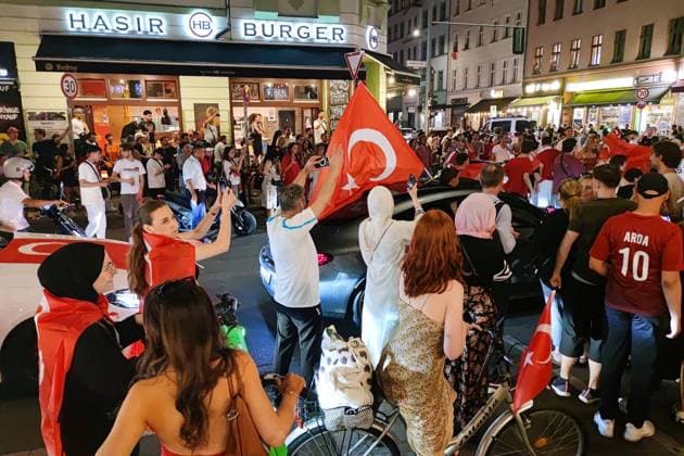 Berlin, Deutschland, 26.06.2024: Kreuzberg: Fußball-EM 2024, Gruppe F, Türkei - Tschechien: Türken feiern den Sieg ihrer Mannschaft und den Einzug ins Achtelfinale Copyright: xdtsxNachrichtenagenturx dts_41901
