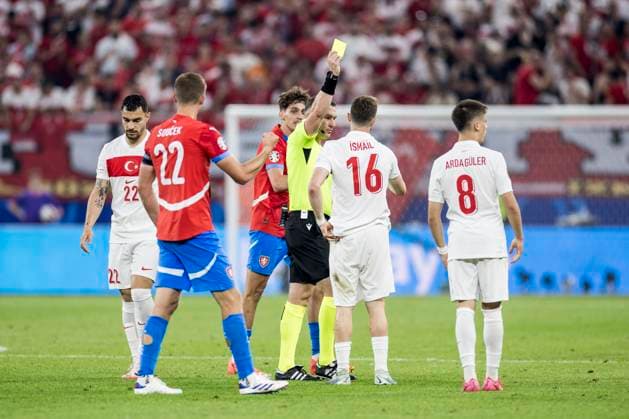 Czechia v Turkey, UEFA EURO, EM, Europameisterschaft,Fussball 2024, Hamburg, Germany Hamburg, Germany. 26th, June 2024. Referee Istvan Kovacs books Ismail Yuksek (16) of Turkey during the UEFA Euro 2024 match in Group F between Czechia and Turkey at Volksparkstadion in Hamburg. Hamburg Germany  Copyright: xGonzalesxPhoto LassexLagonix