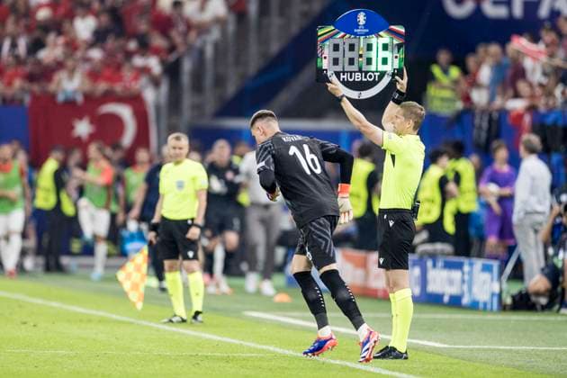 Czechia v Turkey, UEFA EURO, EM, Europameisterschaft,Fussball 2024, Hamburg, Germany Hamburg, Germany. 26th, June 2024. Goalkeeper Matej Kovar (16) of Czechia replaced Jindrich Stanek during the UEFA Euro 2024 match in Group F between Czechia and Turkey at Volksparkstadion in Hamburg. Hamburg Germany  Copyright: xGonzalesxPhoto LassexLagonix
