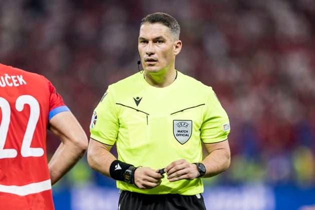 Czechia v Turkey, UEFA EURO, EM, Europameisterschaft,Fussball 2024, Hamburg, Germany Hamburg, Germany. 26th, June 2024. Referee Istvan Kovacs seen during the UEFA Euro 2024 match in Group F between Czechia and Turkey at Volksparkstadion in Hamburg. Hamburg Germany  Copyright: xGonzalesxPhoto LassexLagonix