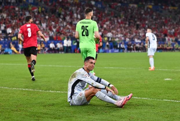 Cristiano Ronaldo (Portugal) am Boden 26.06.2024, Fussball Europameisterschaft 2024, Vorrunde, 3. Spieltag Georgien - Portugal 2:0 Gelsenkirchen Veltins Arena Nordrhein Westfalen Deutschland