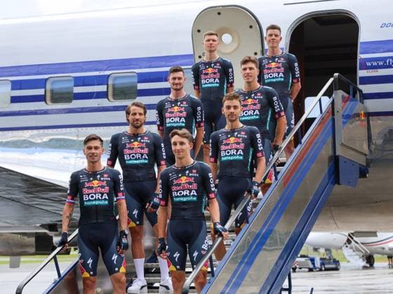 Sport Themen der Woche KW26 Sport Bilder des Tages Team Red Bull - BORA - hansgrohe mit Aleksandr VLASOV (WLASSOW) (RUS), Bob JUNGELS (LUX)), Nico DENZ (GER), Danny VAN POPPEL (NED), Marco HALLER (AUT), Matteo SOBERO (ITA), Primoz ROGLIC (SLO) und Jay HINDLEY (AUS), . Vorstellung des deutschen Radsportteams Red Bull - BORA - hansgrohe fuer die Tour de France 2024, 26.06.2024, in Salzburg, Oesterreich. Quelle Copyright Credit : Oryk HAIST *** Team Red Bull BORA hansgrohe with Aleksandr VLASOV VLASSOV RUS , Bob JUNGELS LUX , Nico DENZ GER , Danny VAN POPPEL NED , Marco HALLER AUT , Matteo SOBERO ITA , Primoz ROGLIC SLO and Jay HINDLEY AUS , Presentation of the German cycling team Red Bull BORA hansgrohe for the Tour de France 2024, 26 06 2024, in Salzburg, Austria Source Copyright Credit Oryk HAIST xRADSPORTx