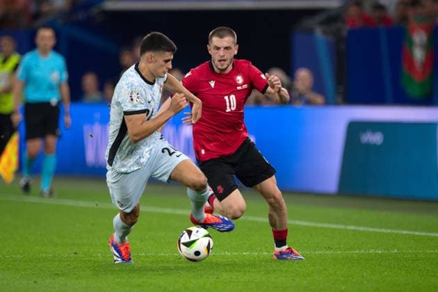 Giorgi Chakvetadze (GEO) gegen Antonio SILVA (POR), Aktion, Zweikampf, Gruppenphase Gruppe F Georgien (GEO) - Portugal (POR) 2-0 am 26.06.2024 Stadion Auf Schalke in Gelsenkirchen, Fussball UEFA EURO, EM, Europameisterschaft,Fussball 2024 GERMANY vom 14.06.2024 - 14.07.2024. Â