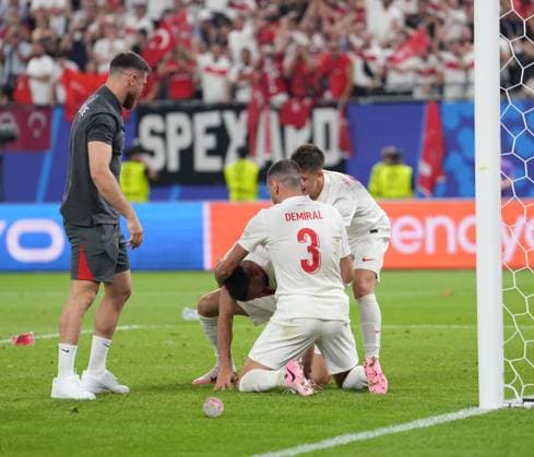 Turkiye s players celebrate their victory after UEFA EURO, EM, Europameisterschaft,Fussball 2024 Group F football match between Turkiye and Czechia at Volksparkstadion in Hamburg, Germany, on 26 June, 2024. (Mehmet Sirin Toplaoglu - Depo Photos) 18364724