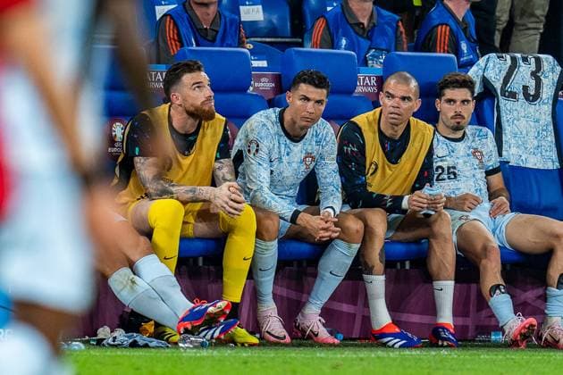 Ronaldo looking disappointed sitting on the bench with Pepe (Portugal, 03) Georgien vs. Portugal, Herren, Fussball, 3. Spieltag, EURO 2024, 26.06.2024, Europameisterschaft, Gruppe F Georgien vs. Portugal, Herren, Fussball, 3. Spieltag, EURO 2024, 26.06.2024, Europameisterschaft, Gruppe F Gelsenkirchen Copyright: xEibner-Pressefoto BahhoxKarax EP_GEO