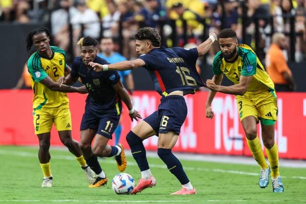 June 26, 2024: Ecuador midfielder Jeremy Sarmiento (16) is grabbed by Jamaica defender Michael Hector (3) during the CONMEBOL Copa America Group B Stage match at Allegiant Stadium between Ecuador and Jamaica on June 26, 2024 in Las Vegas, NV. CSM. Las Vegas United States of America - ZUMAc04_ 20240626_zma_c04_037 Copyright: xChristopherxTrimx