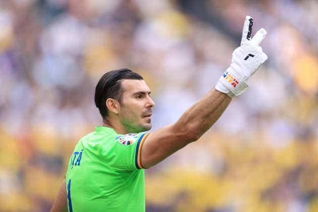 Football - UEFA EURO, EM, Europameisterschaft,Fussball 2024 - Group E - Slovakia v Romania 26th June 2024 - UEFA EURO 2024 - Group E - Slovakia v Romania - Romania goalkeeper Florin Nita - Photo: Simon Stacpoole Offside. Frankfurt Germany Copyright: xSimonxStacpoolexOffside